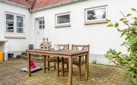 Kätlin - 900M from the Sea: Bois, Meubles, Appartement, Pièce, Plafond, Tache De Bois, Chaise, Dur, Vernis, Lumber