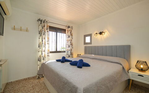 Ker Solea: Lit, Meubles, Design Intérieur, Chambre, Literie, Drap De Lit, Sol, Sol, Bois, Pièce