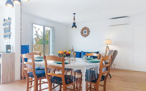 Saint Tro: Meubles, Design Intérieur, Chaise, Salle À Manger, Sol, Mur, Table, Bois, Sol, Plafond