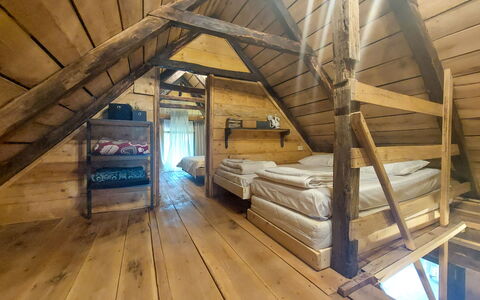 Utinja: Bois, Meubles, Plafond, Sol, Lit, Chambre, Design Intérieur, Sol, Grenier, Dur