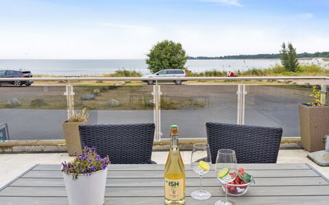 Rusalina - 20M from the Sea: Toit, Maison, Domicile, Chalet, Porte, Siding, Plate-Forme, Porche, Planche, Dur