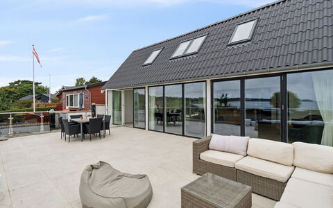 Rusalina - 20M from the Sea: Toit, Maison, Domicile, Chalet, Porte, Siding, Plate-Forme, Porche, Planche, Dur