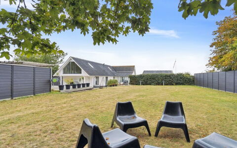 Rusalina - 20M from the Sea: Toit, Maison, Domicile, Chalet, Porte, Siding, Plate-Forme, Porche, Planche, Dur