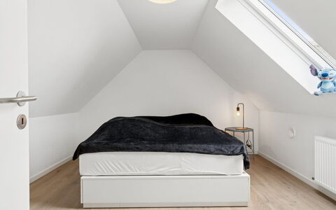 Rusalina - 20M from the Sea: Chambre, Design Intérieur, Sol, Bois, Plafond, Sol, Lit, Meubles, Grenier, Éclairage