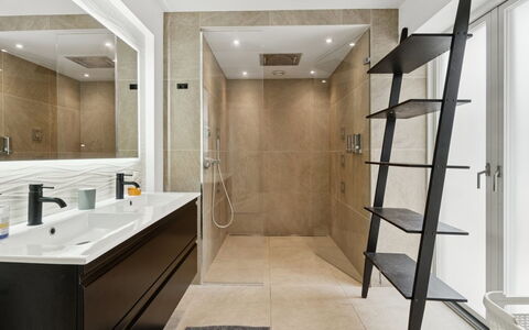 Rusalina - 20M from the Sea: Sol, Design Intérieur, Sol, Mur, Salle De Bains, Luminaire Plomberie, Bois, Plafond, Armoire De Toilette, Domicile