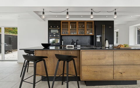 Rusalina - 20M from the Sea: Meubles, Cuisine, Comptoir, Sol, Cabinetry, Design Intérieur, Appareil De Cuisine, Bois, Sol, Luminaire