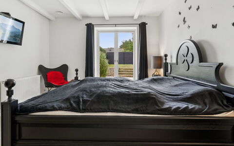 Rusalina - 20M from the Sea: Meubles, Lit, Chambre, Design Intérieur, Sol, Sol, Literie, Drap De Lit, Bois, Linge