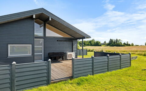 Konsta - 300M from the Sea: Sol, Sol, Design Intérieur, Plafond, Porte, Escaliers, Moulage, Tache De Bois, Balustrade, Dur