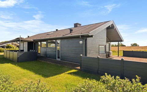 Konsta - 300M from the Sea: Sol, Sol, Design Intérieur, Plafond, Porte, Escaliers, Moulage, Tache De Bois, Balustrade, Dur