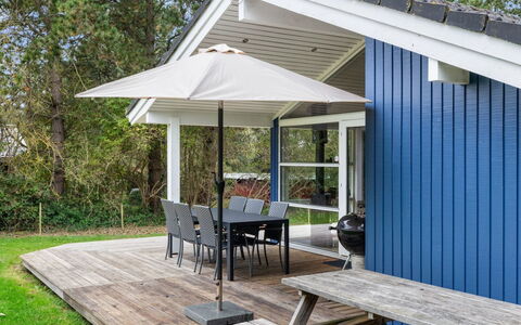 Ellinor - 190M from the Sea: Toit, Maison, Domicile, Chalet, Porte, Siding, Plate-Forme, Porche, Planche, Dur