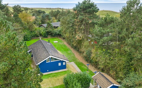 Ellinor - 190M from the Sea: Toit, Maison, Domicile, Chalet, Porte, Siding, Plate-Forme, Porche, Planche, Dur