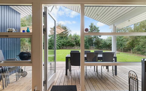 Ellinor - 190M from the Sea: Toit, Maison, Domicile, Chalet, Porte, Siding, Plate-Forme, Porche, Planche, Dur