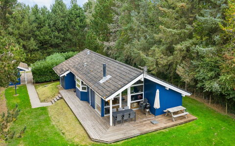 Ellinor - 190M from the Sea: Toit, Maison, Domicile, Chalet, Porte, Siding, Plate-Forme, Porche, Planche, Dur