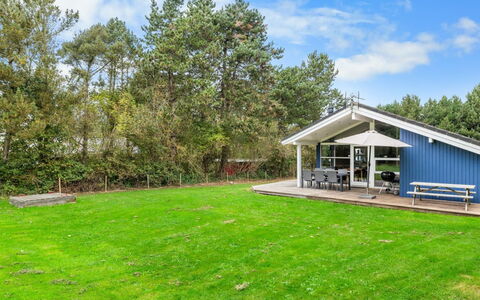 Ellinor - 190M from the Sea: Toit, Maison, Domicile, Chalet, Porte, Siding, Plate-Forme, Porche, Planche, Dur