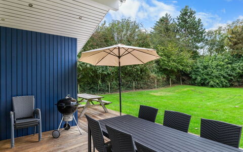 Ellinor - 190M from the Sea: Toit, Maison, Domicile, Chalet, Porte, Siding, Plate-Forme, Porche, Planche, Dur