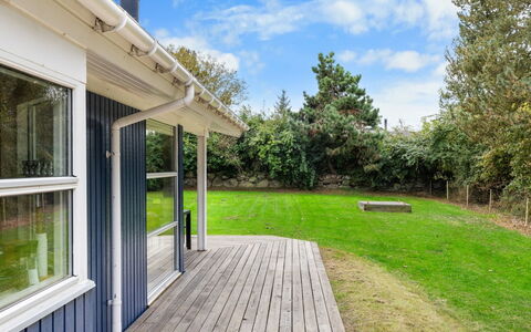 Ellinor - 190M from the Sea: Toit, Maison, Domicile, Chalet, Porte, Siding, Plate-Forme, Porche, Planche, Dur