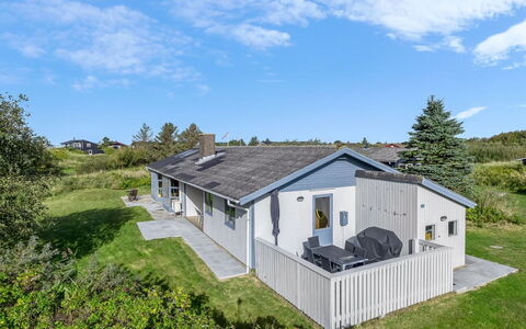 Skoge - 900M from the Sea: Bâtiment, Maison, Fenêtre, Domicile, Toit, Zone Résidentielle, Arbuste, Chalet, Lot Terre