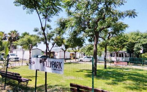 Duca Amedeo Camping Village: Des Loisirs, Loisir, Ombre, Mobilier De Jardin, Parc, Vacances, Eco Hôtel, Recours, Plate-Forme