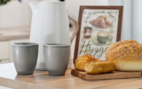 Baarde - 1.2Km from the Sea: Vaisselle, Serveware, Aliments, Vaisselle, Porcelaine, Ingrédient, Drinkware