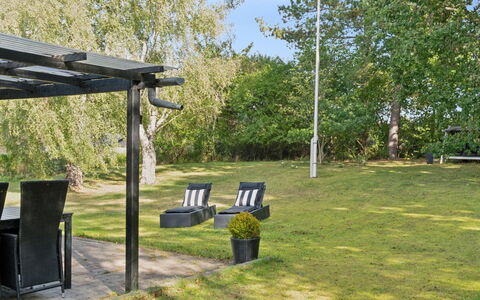 Baarde - 1.2Km from the Sea: Herbe, Meubles, Mobilier De Jardin, Ombre, Lot Terre, Jardin, Pelouse, Lumière Du Soleil, Chaise