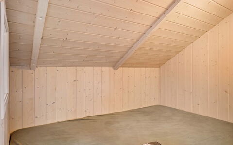 Bruse - 200M from the Sea: Bois, Sol, Plafond, Sol, Grenier, Pièce, Dur, Planche, Tache De Bois, Contre-Plaqué