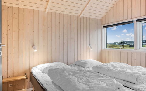Bruse - 200M from the Sea: Bois, Chambre, Lit, Plafond, Literie, Cadre De Lit, Drap De Lit, Dur, Planche, Daylighting