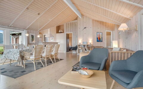 Bruse - 200M from the Sea: Plafond, Design Intérieur, Sol, Salon, Parquet, Chaise, Luminaire, Dur, Table Cuisine Et Salle A Manger, Tache De Bois