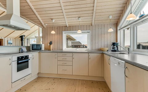 Bruse - 200M from the Sea: Bois, Plafond, Sol, Design Intérieur, Sol, Domicile, Cuisine, Dur, Comptoir, Cabinetry