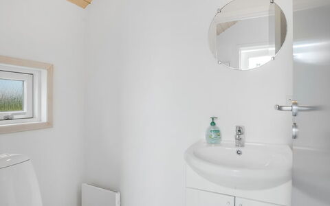 Bruse - 200M from the Sea: Mur, Luminaire Plomberie, Design Intérieur, Salle De Bains, Sol, Sol, Lavabo, Plafond, Robinet, Évier