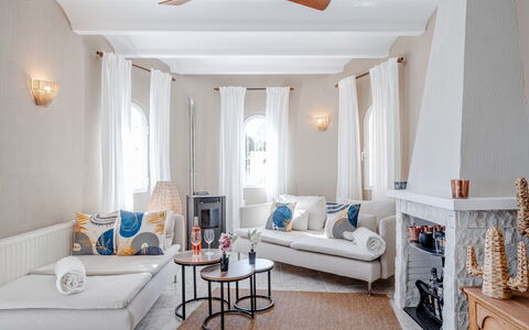 Olivia: Meubles, Design Intérieur, Mur, Canapé, Sol, Sol, Pièce, Salon, Plafond, Appartement