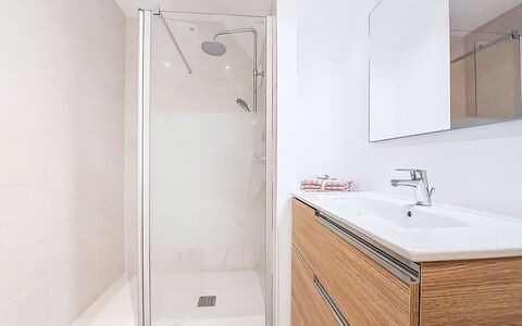 Maner Roz: Sol, Luminaire Plomberie, Sol, Salle De Bains, Design Intérieur, Armoire De Toilette, Lavabo, Robinet, Plomberie, Évier