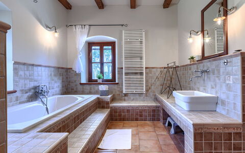 Nadua: Sol, Mur, Luminaire Plomberie, Design Intérieur, Sol, Robinet, Plomberie, Tuile, Salle De Bains, Évier
