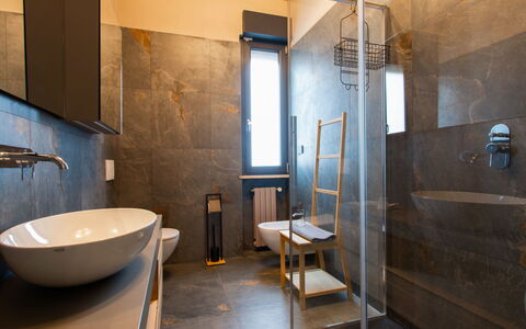 Michelle: Sol, Luminaire Plomberie, Design Intérieur, Sol, Éclairage, Miroir, Salle De Bains, Robinet, Plomberie, Luminaire