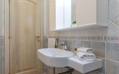 Petra Blu: Lavabo, Salle De Bains, Évier, Luminaire Plomberie, Sol, Design Intérieur, Sol, Robinet, Miroir, Comptoir