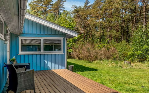 Alika - 300M from the Sea: Bois, Porche, Dur, Planche, Plate-Forme, Chalet, Siding, Tache De Bois, Ombre, Batiments Jardin