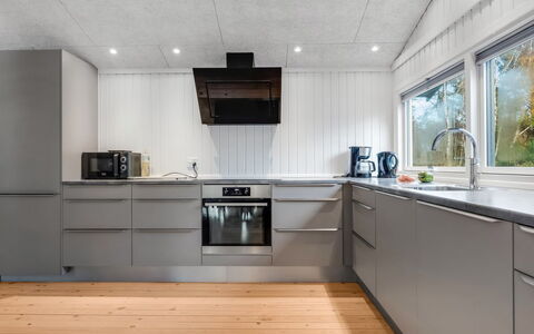 Alika - 300M from the Sea: Bois, Cuisine, Sol, Principaux Appliance, Appareil De Cuisine, Comptoir, Design Intérieur, Plafond, Sol, Électroménager