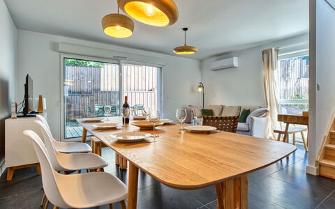 Villa Cano: Meubles, Design Intérieur, Sol, Bois, Table Cuisine Et Salle A Manger, Salle À Manger, Table, Plafond, Sol, Chaise