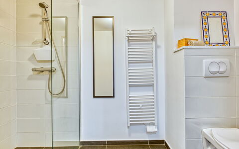 Villa Cano: Sol, Sol, Luminaire Plomberie, Salle De Bains, Design Intérieur, Toilette, Plomberie, Tuile, Porte, Robinet