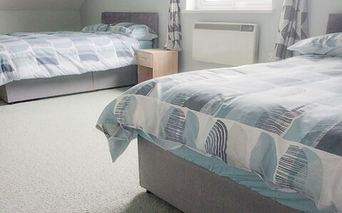 Seamount Holiday Village No 26: Lit, Chambre, Literie, Drap De Lit, Meubles, Sol, Design Intérieur, Linge, Sol, Textile