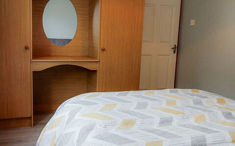Seamount Holiday Village No 26: Chambre, Bois, Meubles, Lit, Drap De Lit, Literie, Sol, Design Intérieur, Sol, Pièce