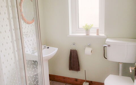 Seamount Holiday Village No 26: Salle De Bains, Luminaire Plomberie, Mur, Siège De Toilette, Lavabo, Toilette, Sol, Sol, Design Intérieur, Évier