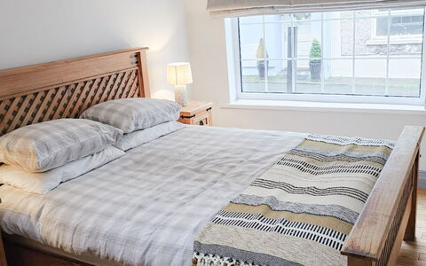 Passage East Holiday Home: Lit, Meubles, Literie, Chambre, Drap De Lit, Design Intérieur, Bois, Linge, Sol, Sol