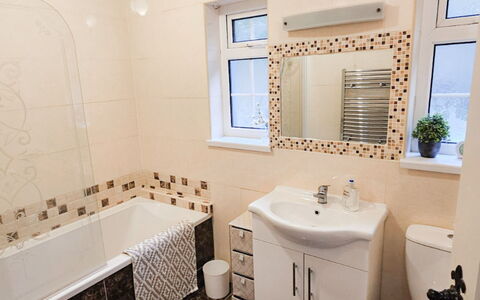 Passage East Holiday Home: Salle De Bains, Luminaire Plomberie, Évier, Lavabo, Sol, Design Intérieur, Robinet, Sol, Plomberie, Tuile