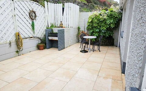 Passage East Holiday Home: Sol, Sol, Dalle, Pot De Fleur, Jardin, Composite, Tuile, Béton, Plante D'Appartement, Mobilier De Jardin
