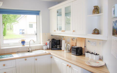 Dunmore Villas Holiday Home No 1: Cuisine, Appareil De Cuisine, Design Intérieur, Comptoir, Cabinetry, Bois, Meubles, Sol, Placard, Éclairage