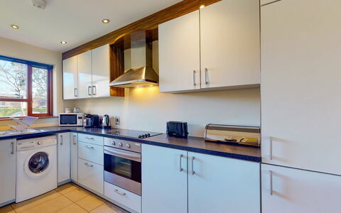 Castlemartyr Lodges (Tr4) No 1 (3 Bed): Design Intérieur, Cuisine, Appareil De Cuisine, Cabinetry, Sol, Comptoir, Principaux Appliance, Bois, Plafond, Électroménager