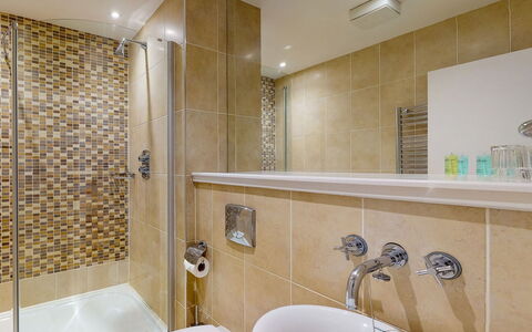Castlemartyr Lodges (Tr4) No 1 (3 Bed): Salle De Bains, Luminaire Plomberie, Sol, Design Intérieur, Mur, Sol, Évier, Lavabo, Robinet, Tuile