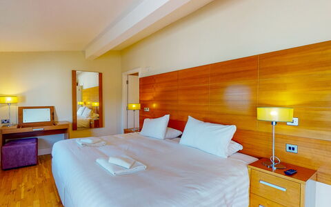 Castlemartyr Lodges (Tr4) No 1 (3 Bed): Hôtel, Tache De Bois, Recours, Cadre De Lit, Lit, Chambre