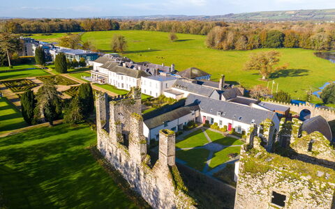 Castlemartyr Lodges (Tr4) No 1 (3 Bed): Herbe, Plaine, Jardin, Biens, Pelouse, Manoir, Aménagement Paysager, Cour, Demeure Seigneuriale, Haie