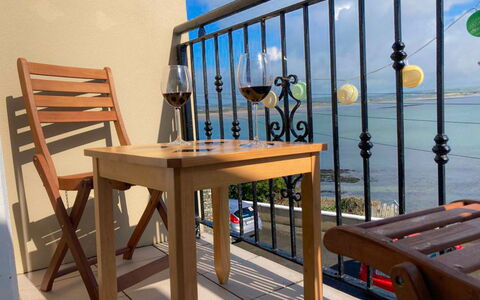 Ballycotton Holiday (Tr1+2) Apartment No 6: Meubles, Bois, Chaise, Table, Mer, Mobilier De Jardin, Sol, Tableau De Plein Air, Océan, Tache De Bois